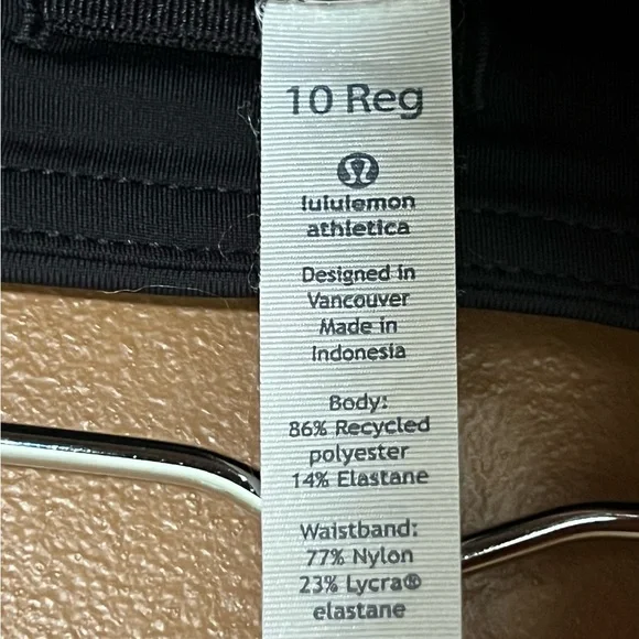 Lululemon Circuit Breaker Skirt (Regular)
Splatter White Black / Black Size 10 - Picture 11 of 16